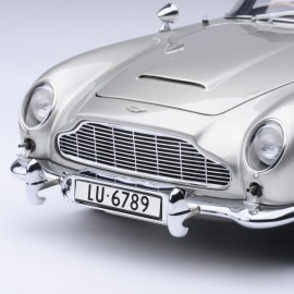 AUTOart Aston Martin DB5 w. Weapons - Goldfinger 1:18